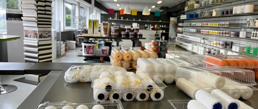 Comptoir et rouleaux de peinture