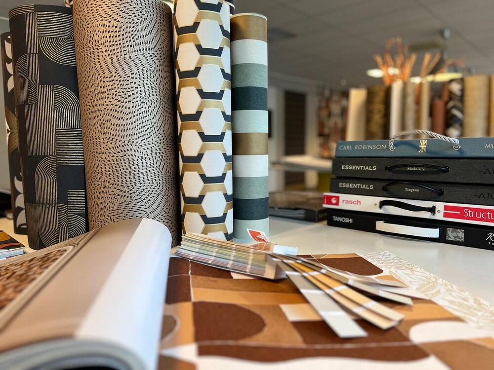 Rouleaux de papiers peints en showroom