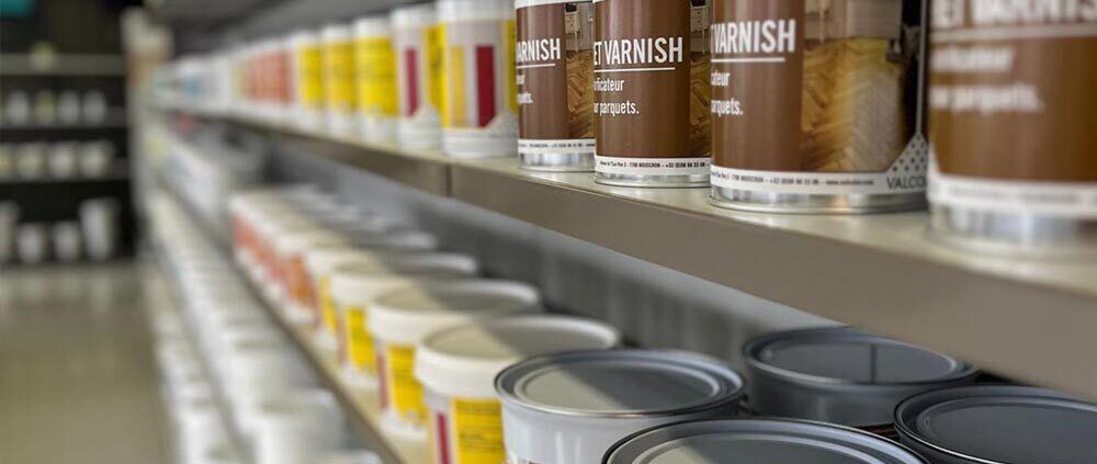 Détail des vernis et peintures en rayon